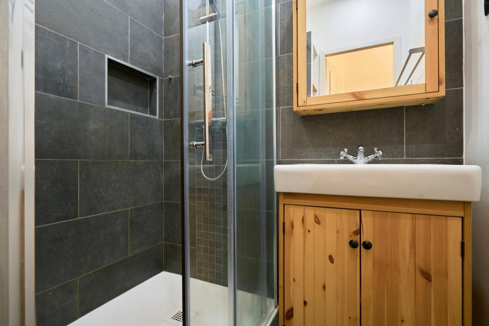 1 Bedroom Apartment Near Metro, Shops & Schools リール エクステリア 写真