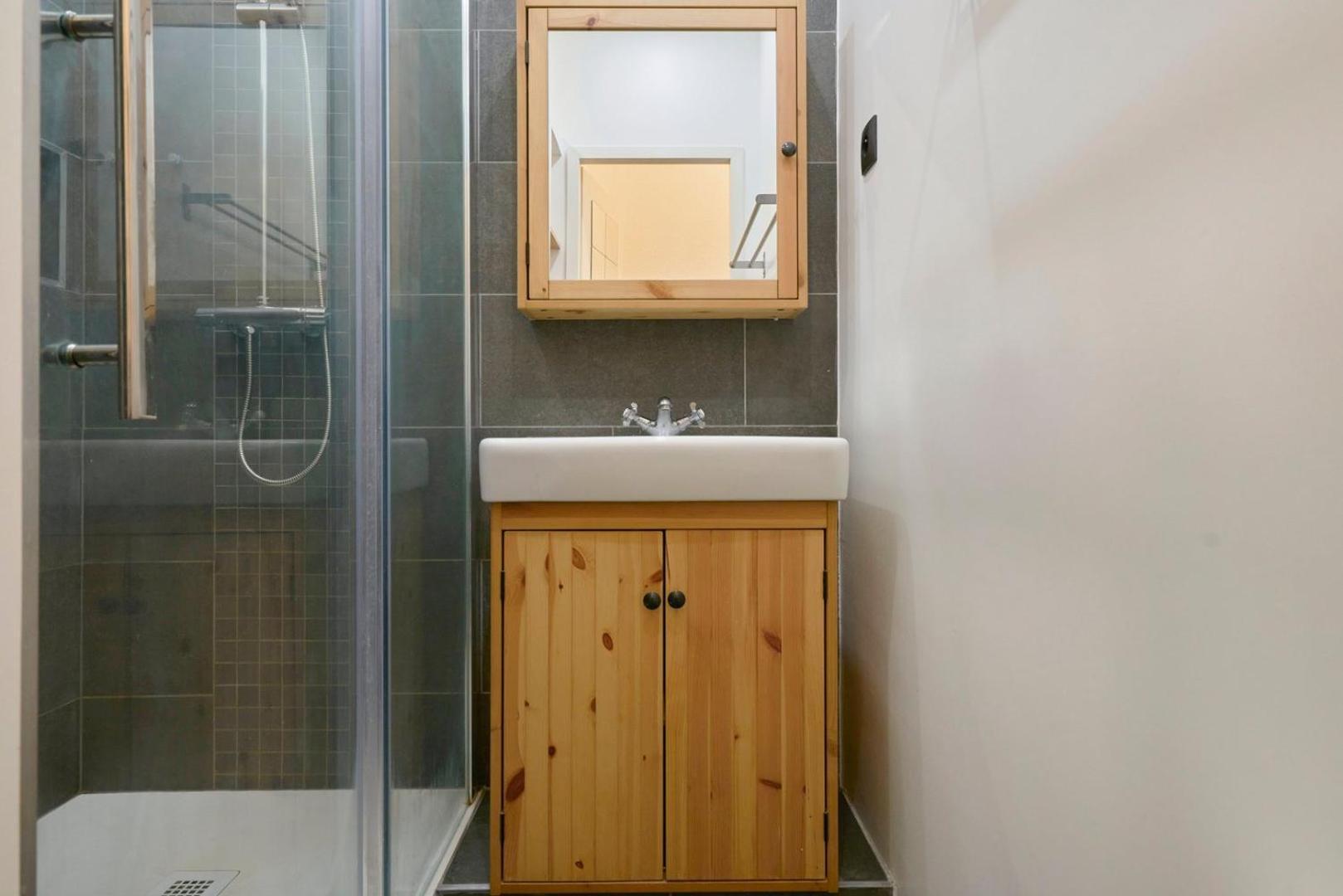 1 Bedroom Apartment Near Metro, Shops & Schools リール エクステリア 写真